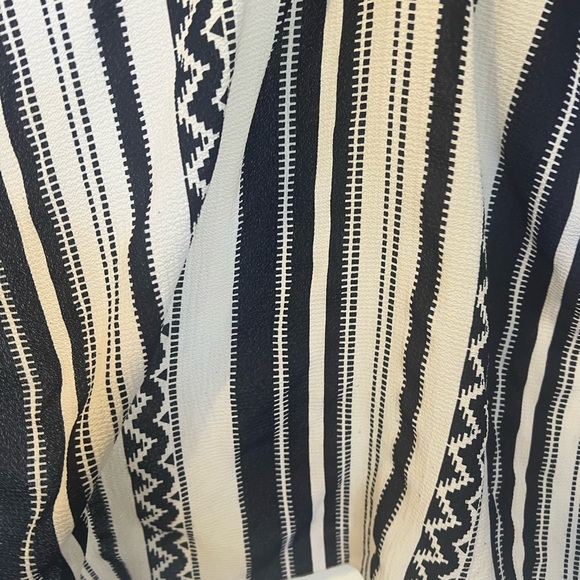 Stylish blue and White Striped Shawl - Picture 2 of 4